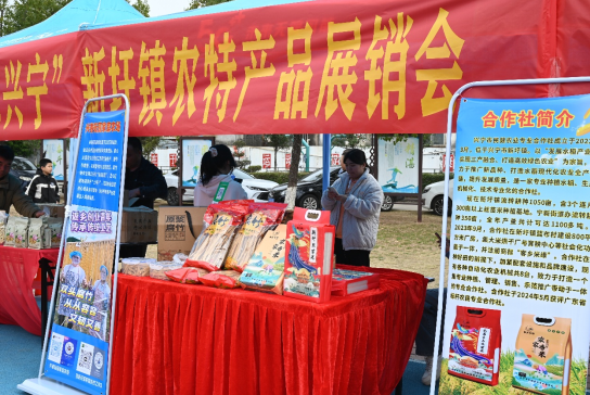 在新圩中学体育场边设立的农产品展销区。