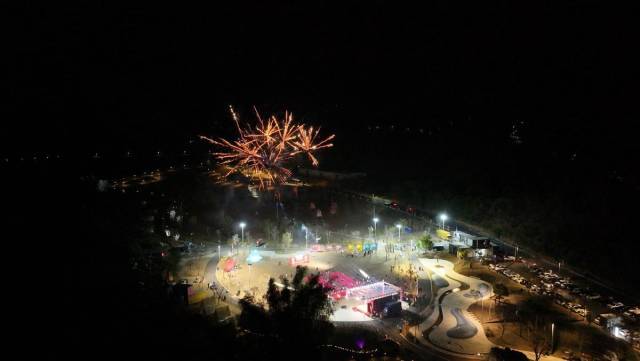 本次“村晚”在盛放的烟火中落幕。