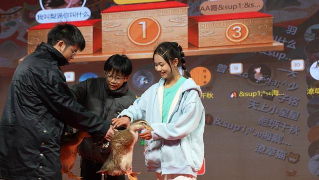 村民们踊跃参与现场趣味游戏，赢取鸡、鸭等“四都好礼”。