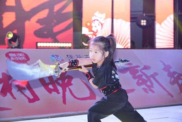 黄子君现场耍关刀，引来观众一片叫好。