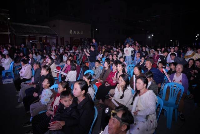 现场人头攒动。