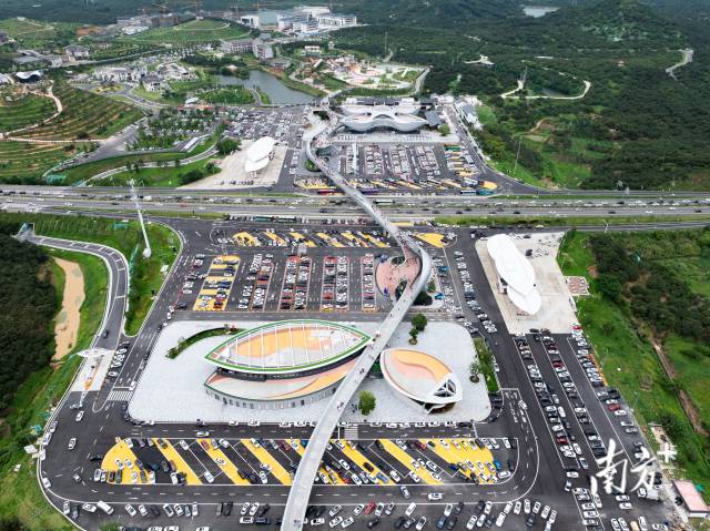 包茂高速柏桥服务区“美荔天地”。