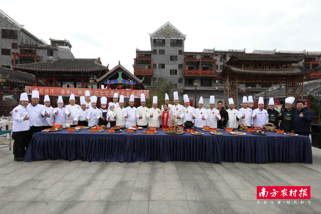 活动现场，30余位本地农户、大化名厨与粤桂名厨同台展艺，现场烹饪40道七百弄鸡创新菜品。