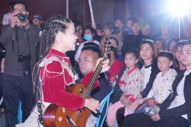 表演者小潘潘与观众互动。