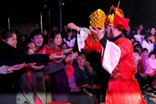 “今年的‘村晚’办得比往年更隆重、更好看，希望这样的活动年年都有。”现场多位村民表达了同样的喜悦。