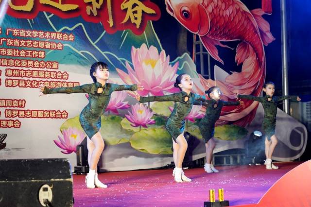 这场晚会，村民是绝对的主角。