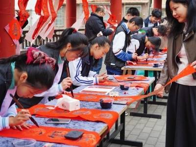 泼墨挥毫送春联，这个文明长廊年味“热气腾腾” | 新春走基层