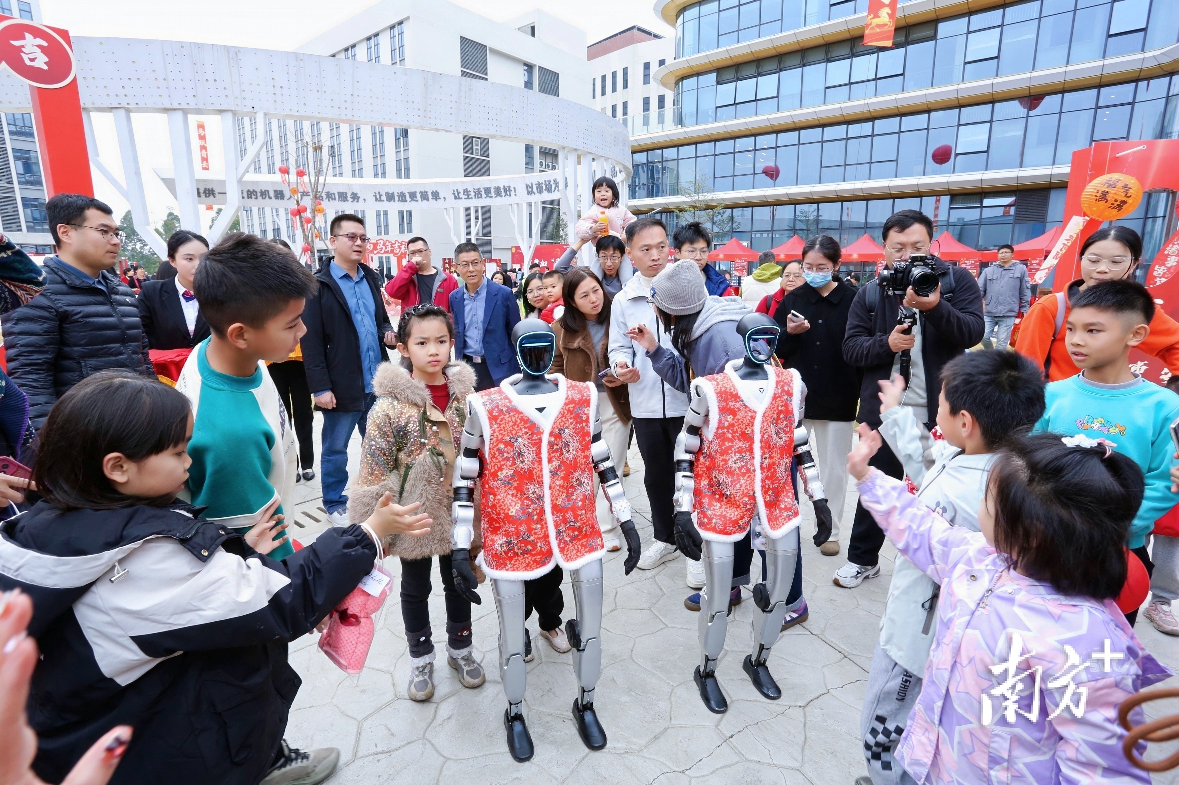 活动现场，职工及职工家属与机器人互动。&nbsp; &nbsp;黄艳姿 摄