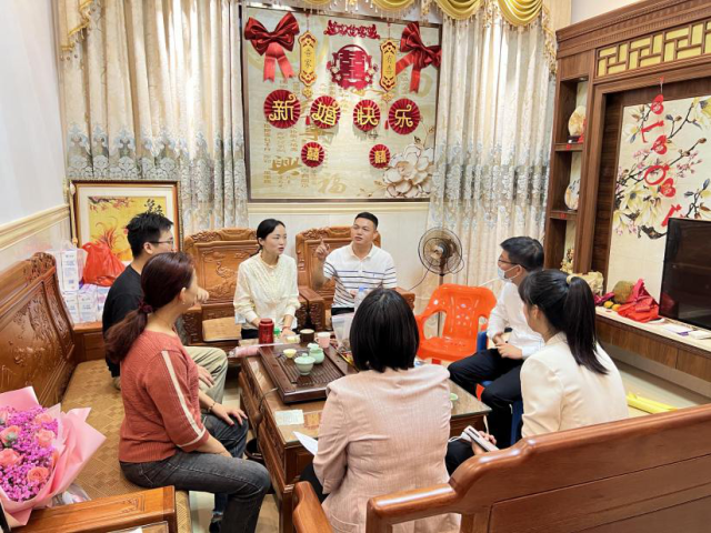 陆丰市内湖镇东山村新时代文明实践站精心准备贺卡祝福结婚新人，倡导婚事新办。受访者供图