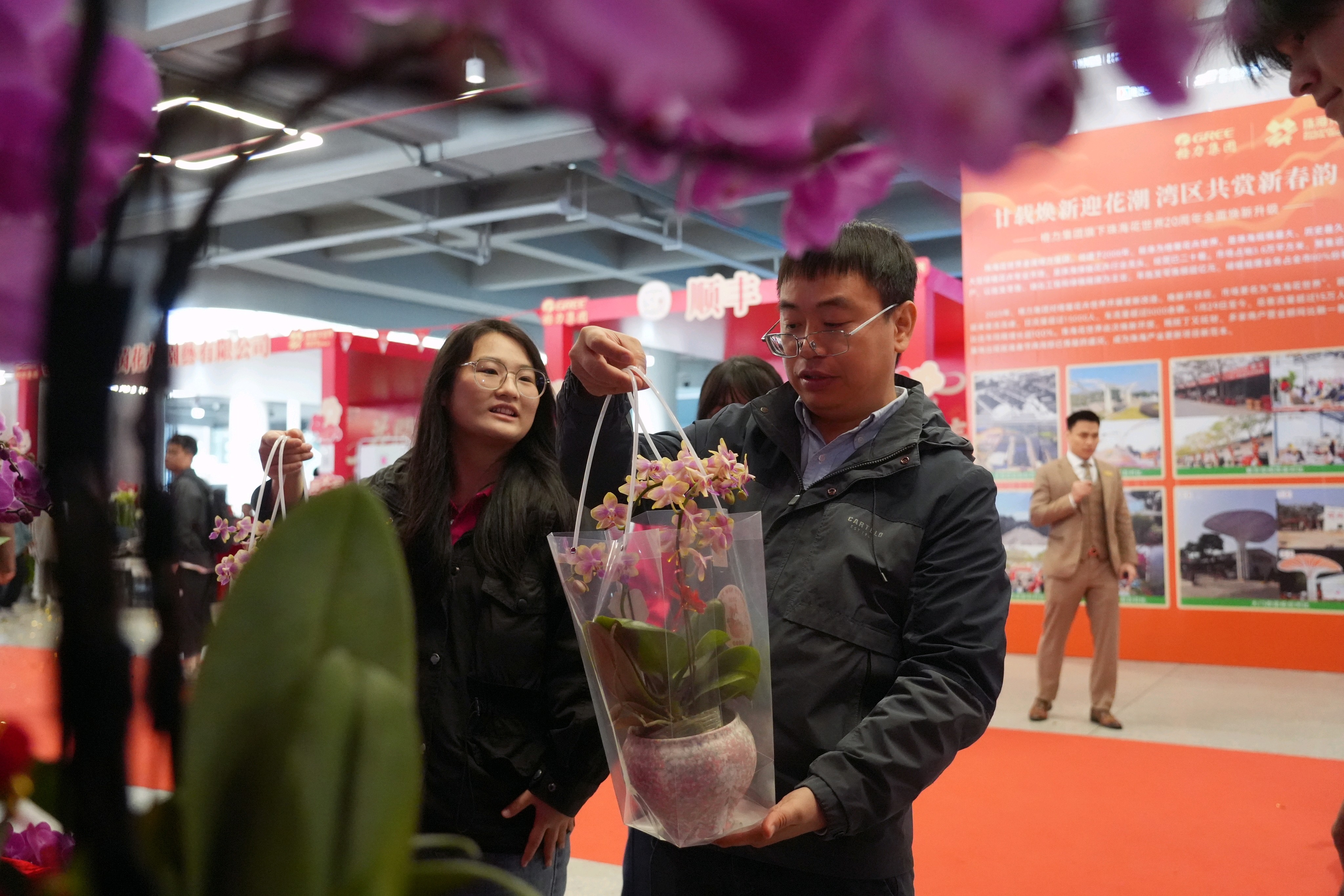 市民挑选年花。&nbsp;