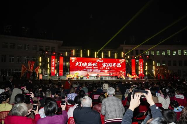 晚会吸引众多市民群众观看。