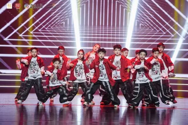 舞蹈串烧《燃·舞汇》。