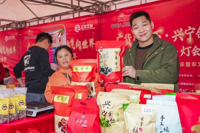 兴宁单丛亮相市集。