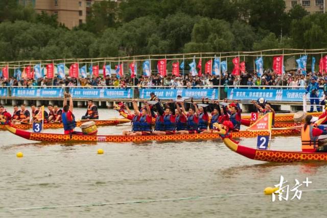 2025喀什第二届龙舟邀请赛比赛现场。