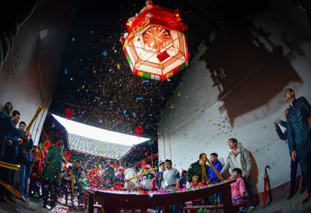 在兴宁市宁新街道“九厅十八井”，罗氏族人齐聚，共襄升灯仪式。受访者供图