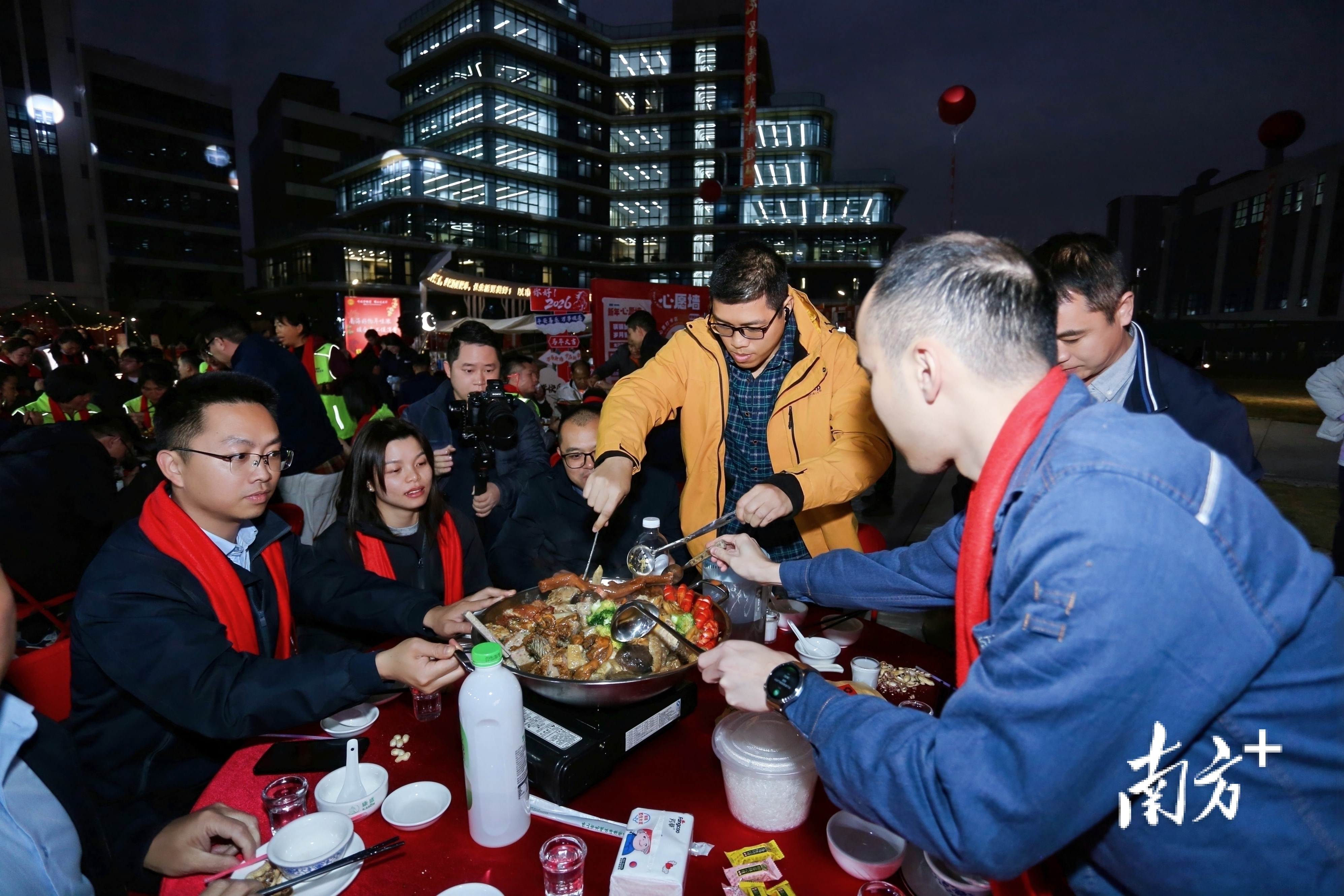 2月9日晚，“情暖劳动者・佛山过大年”2026年职工新春年夜饭慰问活动温暖开席。 黄艳姿 摄