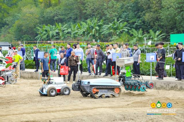 广东种业博览会上的农机演练展示。