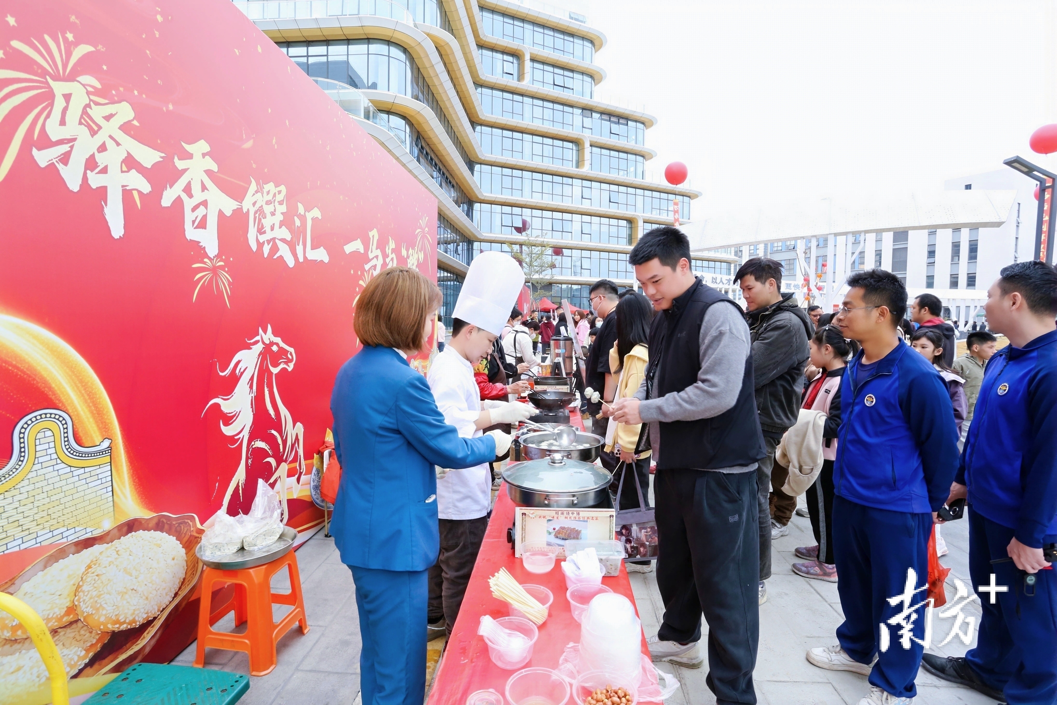 宴席之外，“骐骥游园会”欢乐满满。 黄艳姿 摄