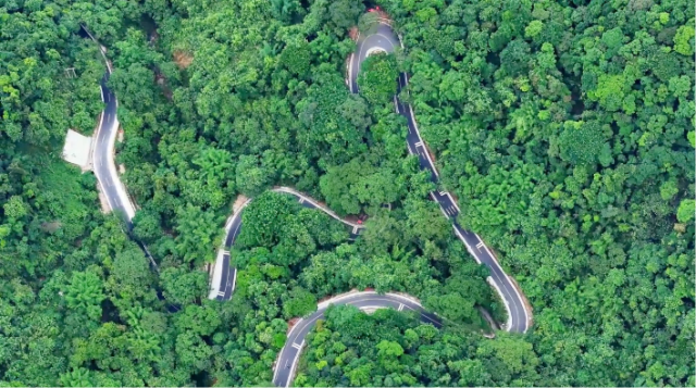 惠州环南昆山-罗浮山引领区最美旅游公路，连接博罗县和龙门县9个镇、54个行政村和200多个景点。