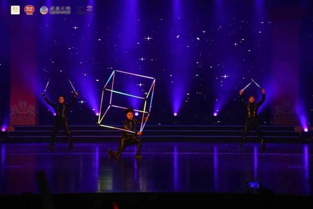 杂技《魔方·光影矩阵》。
