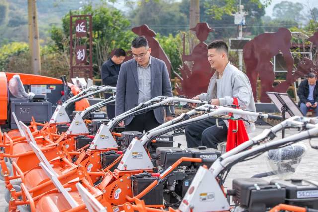 市民体验手扶履带式枝条破碎机。