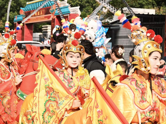 现场人流如织。 