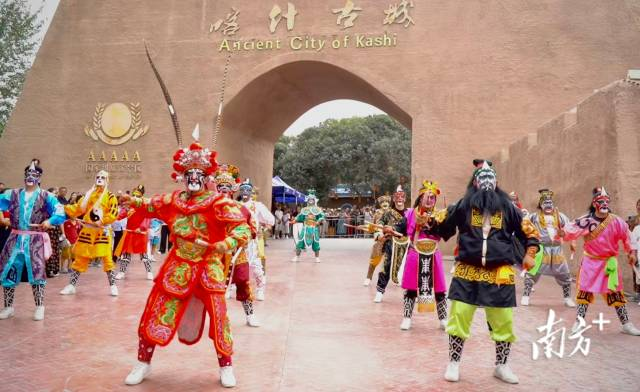 “粤喀情”古城英歌舞队在喀什古城表演。