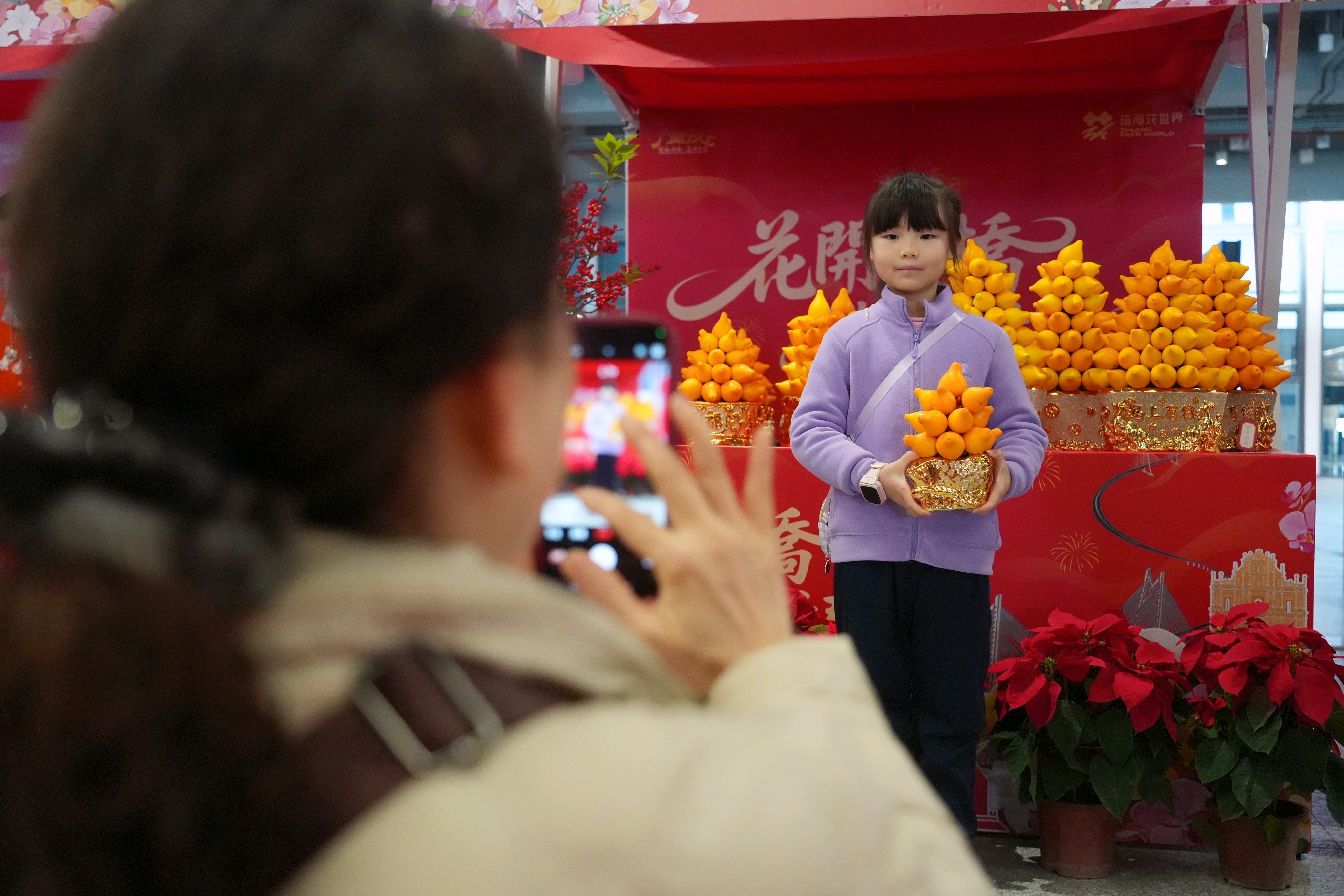小朋友打卡年花。&nbsp;