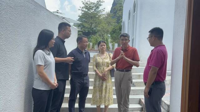 中国农业大学文科资深讲席教授李小云（右二）到共富乡村项目梅子寨村指导工作  