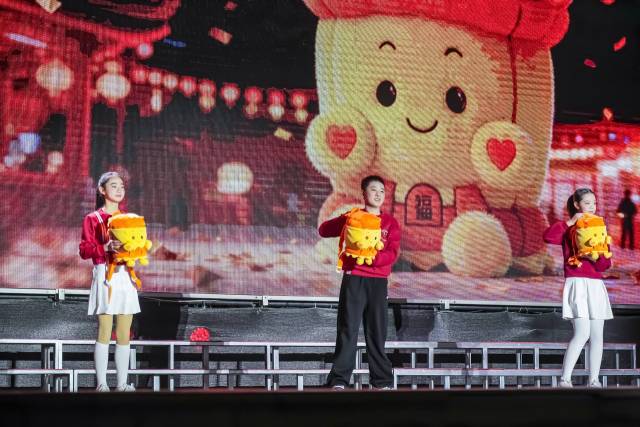 晚会现场，兴宁上灯IP形象“福灯灯”正式发布。