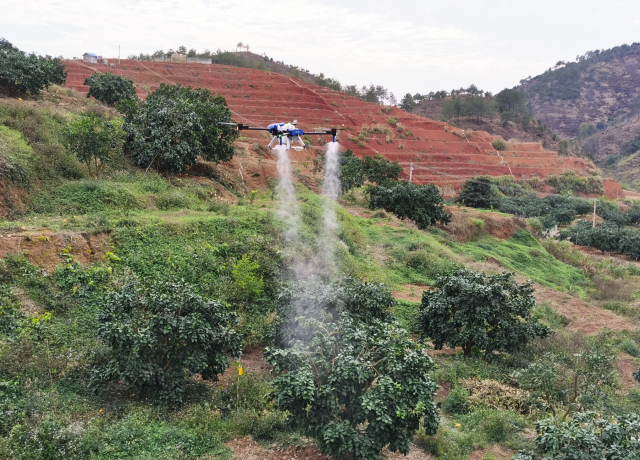 农用无人机田间作业。
