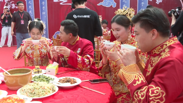 在陆丰举办的集体婚礼上，新人们以共饮擂茶代替传统婚宴。受访者供图