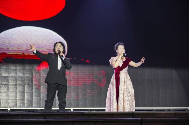 男女对唱《上灯红》。