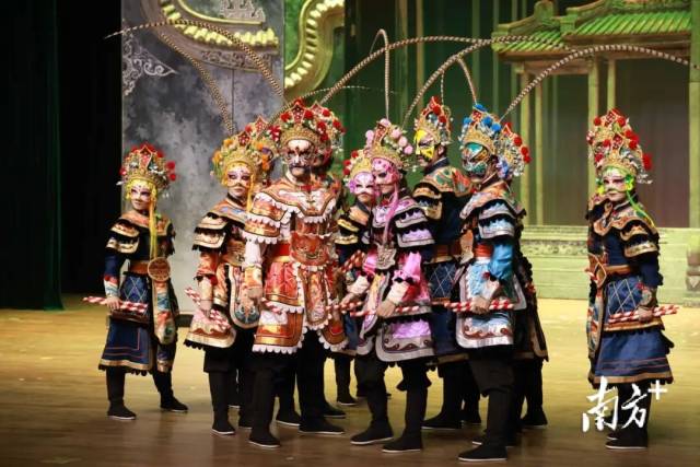 音乐剧《喜欢你》新疆首演，让各族群众对英歌舞的兴趣与热爱推至高潮。