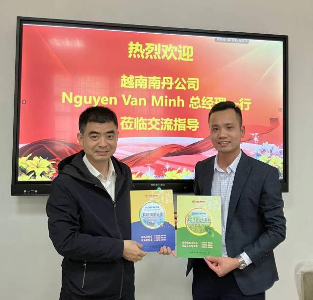 2023年，王胜林代表新南都接待越南客商来访。