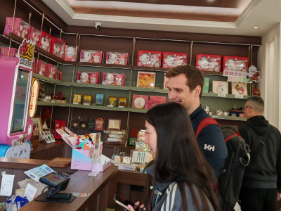 澳大利亚摩洛哥游客来广东抢购潮玩：兼具本土特色与全球IP