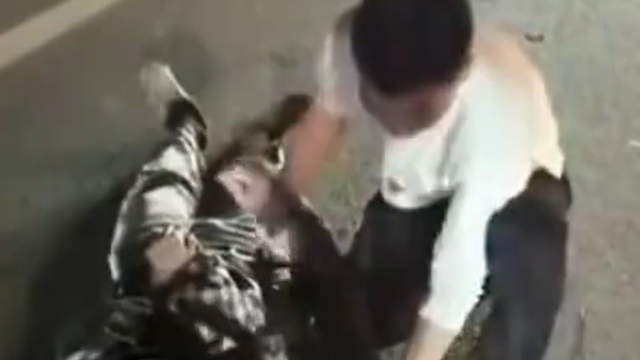 休假军人抢救昏厥老人，这是他半年内第二次挺身救人