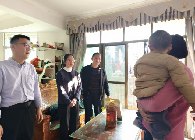 驻永和工作队慰问困难家庭及儿童