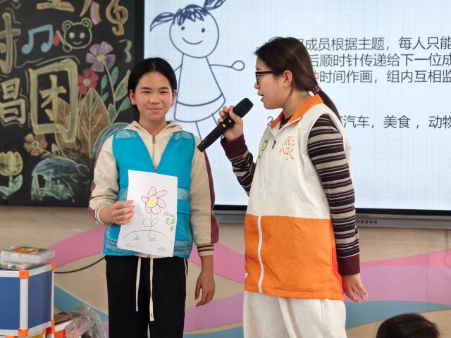 在绘画疗愈课堂学生展示自己创作的花朵其中的含义