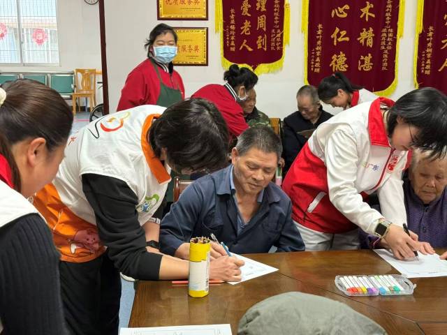 队员走进福利中心手把手指导长者作画