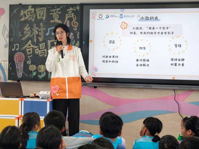 叙事疗愈课上队员通过案例故事引导乡村儿童积极化重构困难