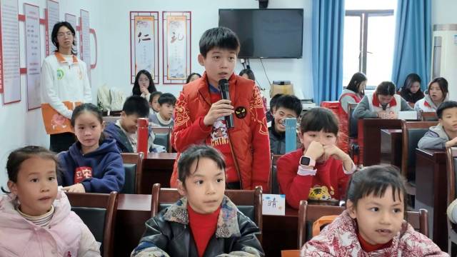 课堂上学生结合“观察-感受-需要-请求”四步法练习非暴力沟通&nbsp;