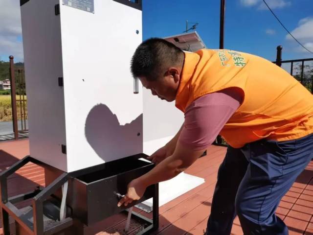 工作人员在安装“智能哨兵”