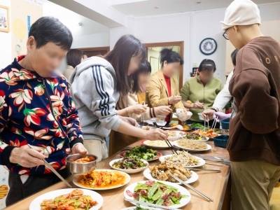 新春走基层｜小年前夕，我在“小家”吃上最暖的“剩饭”