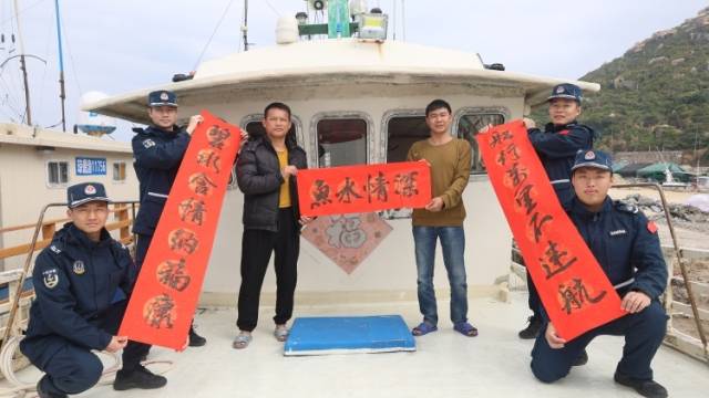 珠海海警开展“送法送福送廉”迎春活动