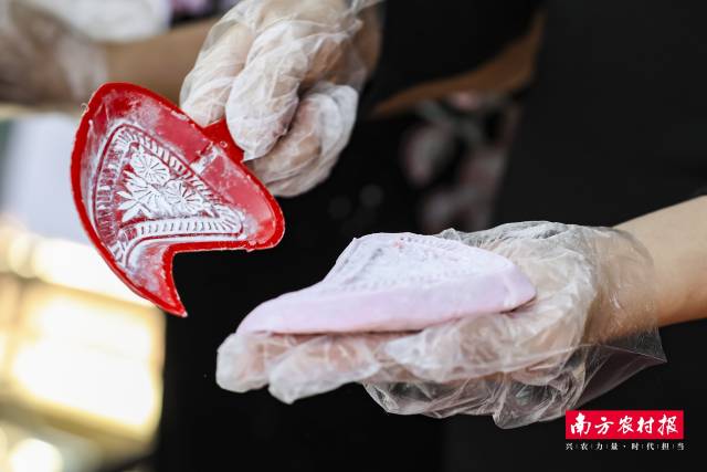 以潮阳丝苗米制作的红桃粿。  