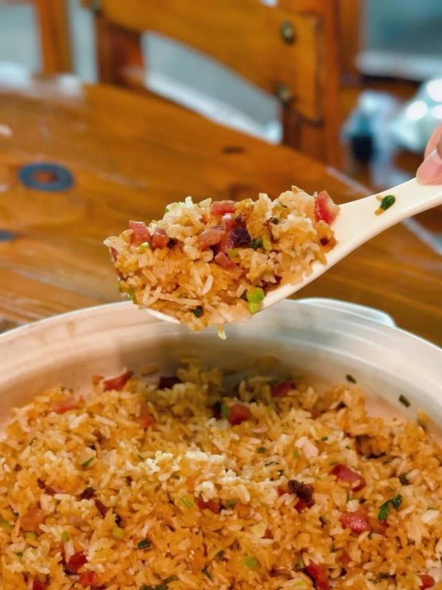 广东丝苗米外观晶莹，口感软韧，适合制作煲仔饭等美食。