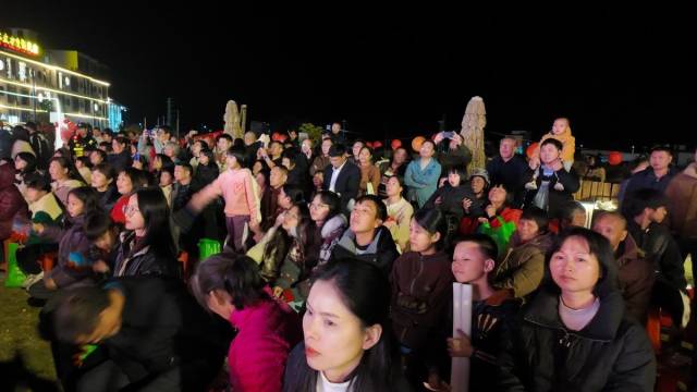 现场座无虚席。