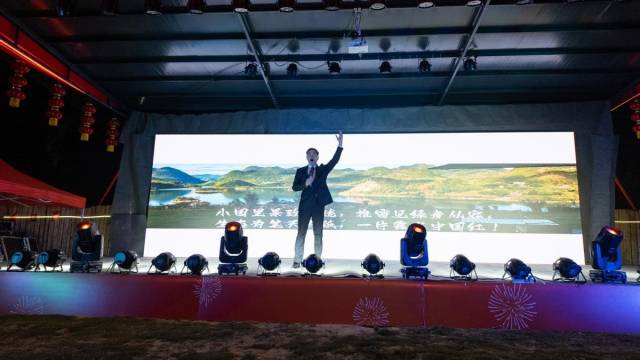 驻镇帮镇扶村工作队队员曹毅坚深情演唱的原创歌曲《绿美浸潭》。