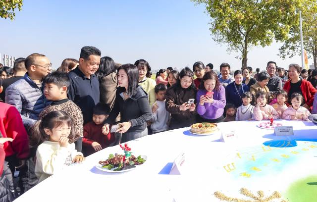 潮阳一桌菜吸引众人围观。 